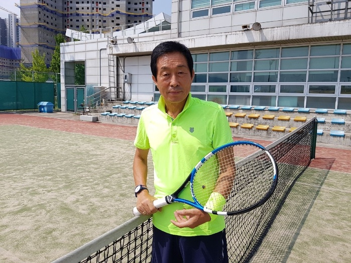 성기춘 회장이 2일 동호인들과 복식 경기를 한 뒤 포즈를 취하고 있다.  KATA 제공