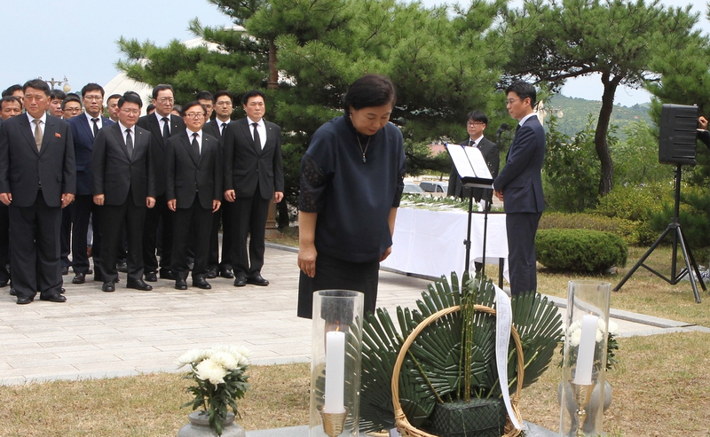 3일 현정은 현대그룹 회장과 임원들이 북한 아시아태평양위원회 관계자들과 함께 금강산 온정각 맞은편에 있는 고 정몽헌 전 회장 추모비 앞에서 추모식을 하고 있다. 현대그룹 제공