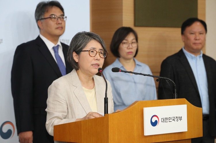 김영란 공론화위원회 위원장이 3일 오전 서울 세종로 정부서울청사에서 ‘대입제도 개편 공론화의제 발표’를 하고 있다.강창광 기자 chang@hani.co.kr.