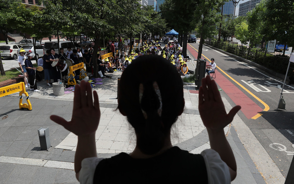 5일 오후 서울 영등포구 국회의사당 앞에서 열린 특수교육대상자 교육권 보장을 위한 전국 특수교육 전공자 결의대회에서 수화통역사가 구호를 통역하고 있다. 백소아 기자