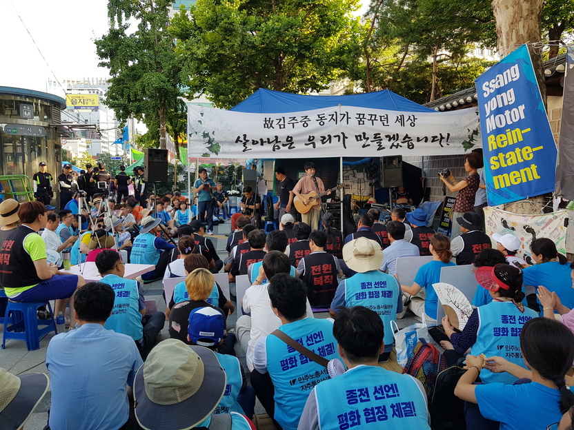 4일 저녁 서울 중구 대한문 앞에 마련된 쌍용차 해고노동자 고 김주중씨의 분향소 앞에서 ‘쌍용차 해고자 복직 촉구 문화제’가 열리고 있다. 선담은 기자 sun@hani.co.kr