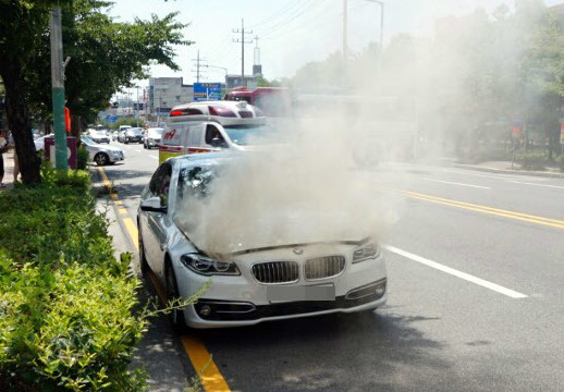 4일 오후 2시 15분께 전남 목포시 옥암동 한 대형마트 인근 도로에서 주행 중인 2014년식 BMW 520d 승용차 엔진룸에 불이 나 연기가 치솟고 있다. 연합뉴스