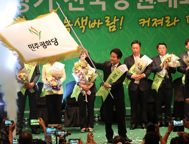 민주평화당 새 당대표로 선출된 정동영 의원이 5일 오후 서울 여의도 중소기업중앙회에서 열린 민주평화당 전당대회에서 당기를 흔들고 있다. 강창광 기자 chang@hani.co.kr