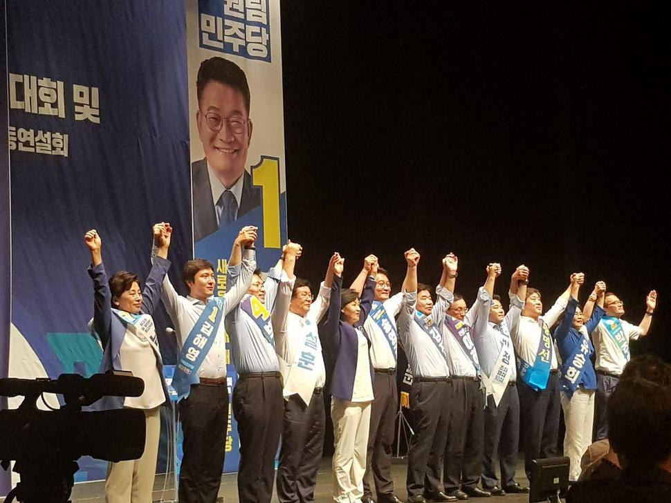 5일 오후 충남 공주 충청남도교통연수원에서 열린 더불어민주당 충남도당 대의원대회에서 당대표·최고위원 후보들이 연단에 올라 인사하고 있다. 공주/서영지 기자