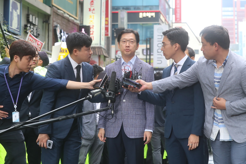 김경수 경남도지사가 6일 오전 서울 강남구 특검에 출석해 입장을 밝히고 있다. 신소영 기자 viator@hani.co.kr