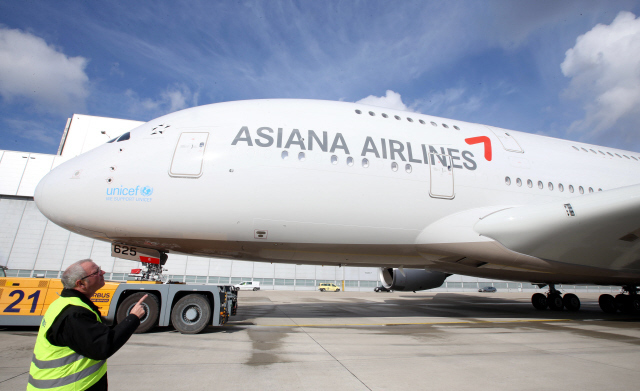 아시아나항공 A380 1호기가 2014년 3월26일 독일 함부르크 에어버스 도색공장에서 도색을 끈낸 뒤 격납고를 빠져나오고 있다. 한겨레 자료사진