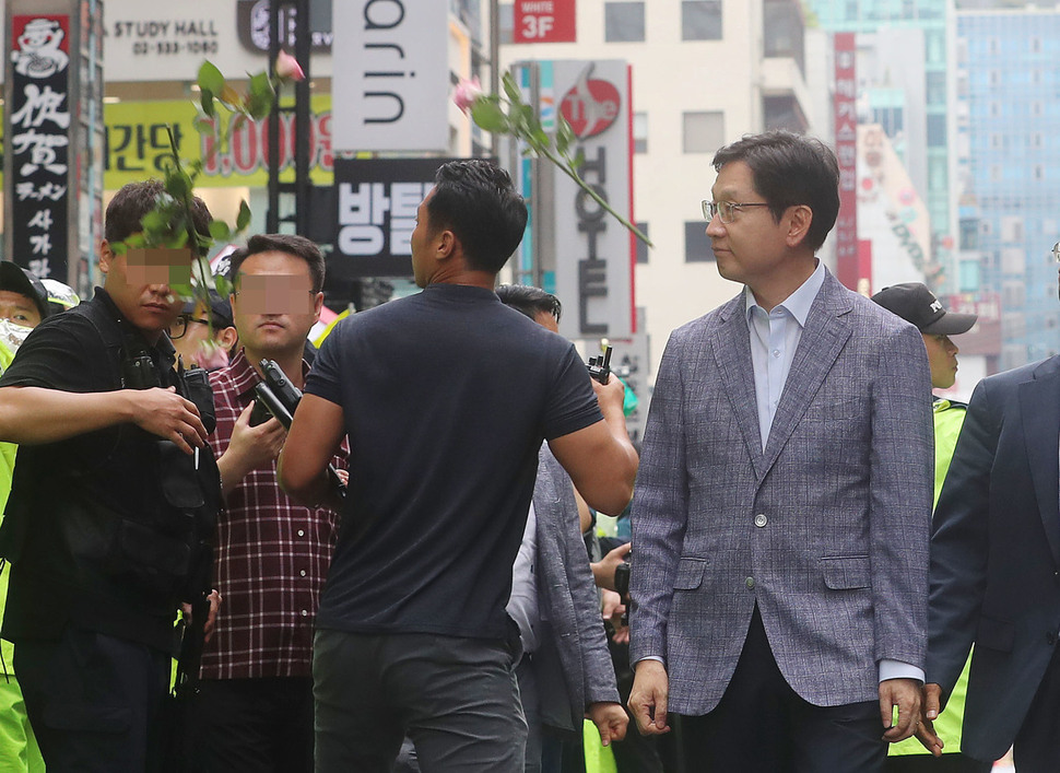 김경수 경남도지사가 6일 오전 서울 강남구 특검에 출석하자 지지자들이 장미꽃을 던지고 있다. 신소영 기자 viator@hani.co.kr