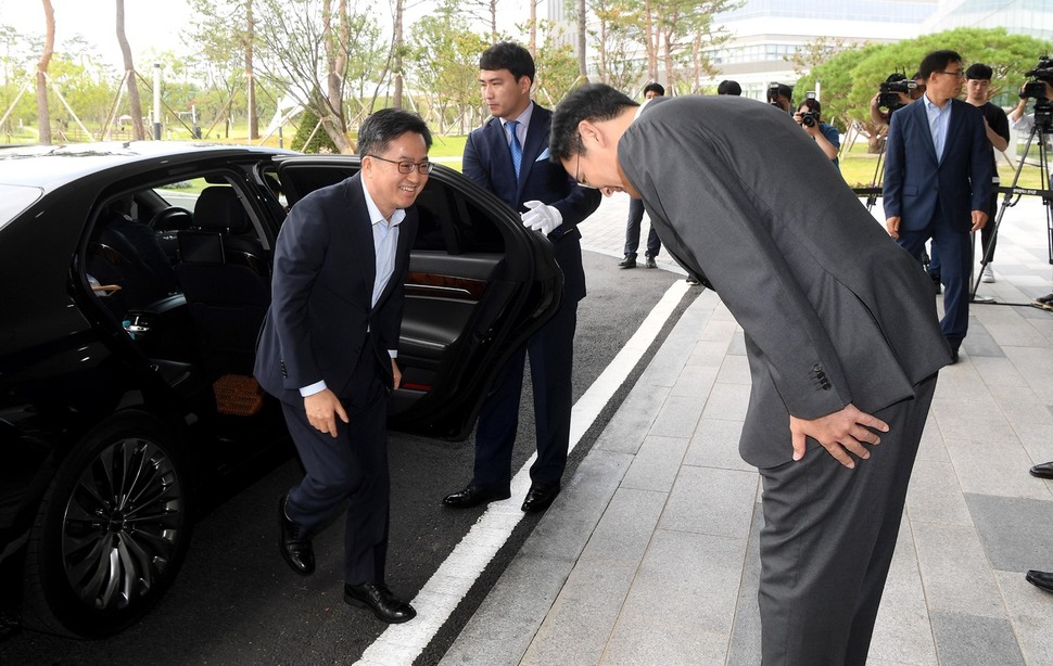 김동연 부총리가 6일 경기도 평택시 삼성전자 평택캠퍼스를 방문해 이재용 부회장과 만나 인사하고 있다. 평택/공동취재사진