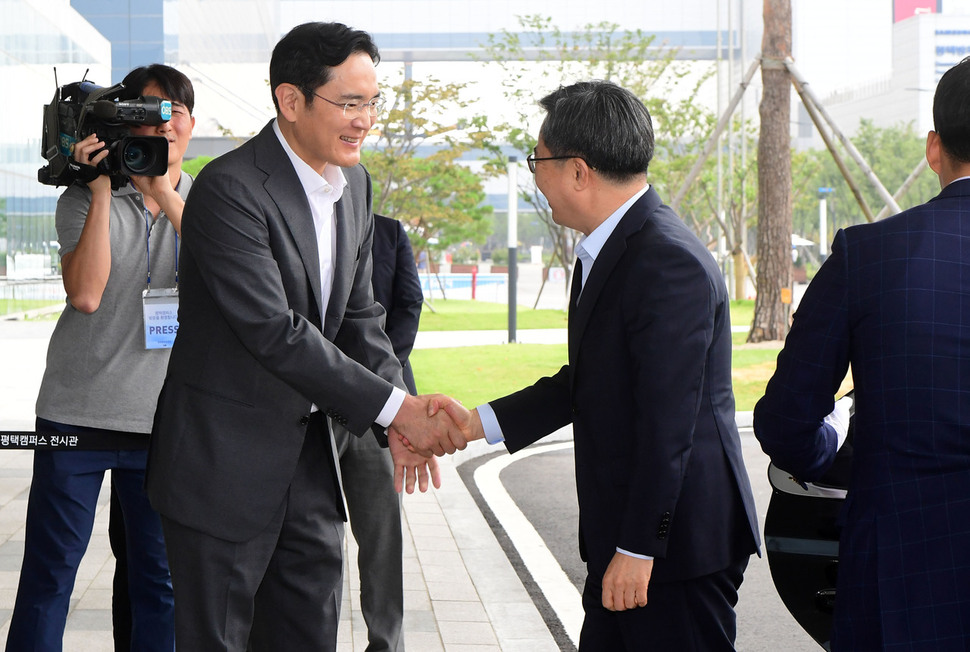 김동연(오른쪽) 경제부총리 겸 기획재정부 장관이 6일 오전 삼성전자 평택캠퍼스를 방문해 이재용 삼성전자 부회장과 인사를 하고 있다. 평택/공동취재사진