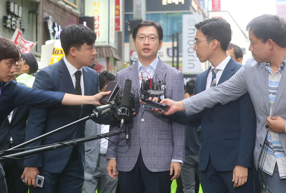 김경수 경남도지사가 6일 오전 서울 강남구 특검에 출석해 입장을 밝히고 있다. 신소영 기자 viator@hani.co.kr