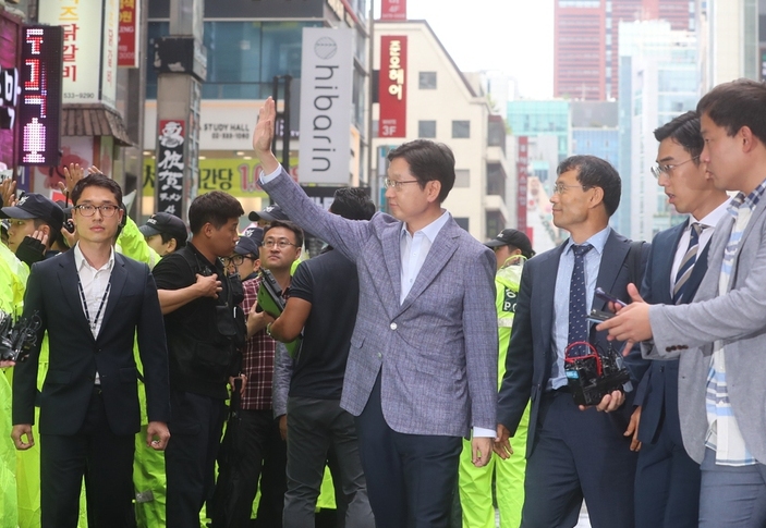 김경수 경남도지사가 6일 오전 서울 강남구 특검에 출석하며 자신을 격려하는 지지자들을 향해 손 흔들고 있다. 신소영 기자 viator@hani.co.kr