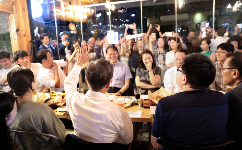 문재인 대통령이 ‘퇴근길 국민과의 대화 일환’ 으로 지난달 26일 서울 광화문 인근 호프집에서 경력단절 여성구직자 등과 만나 대화를 나누는 장면. 청와대 사진기자단.