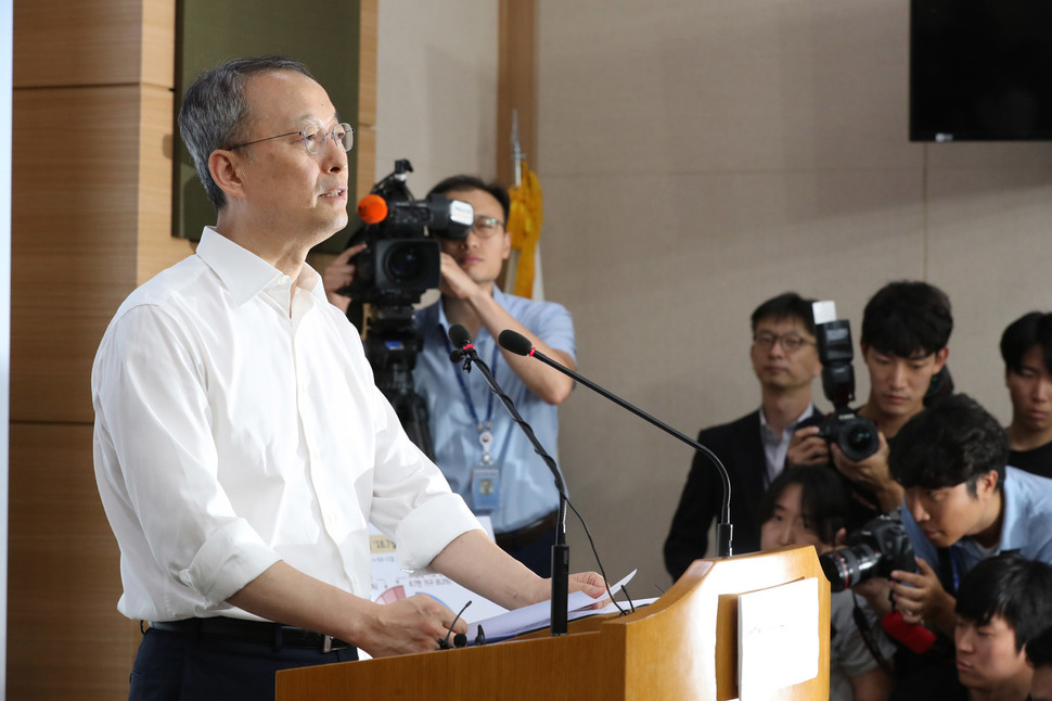 백운규 산업통상자원부 장관이 7일 오후 서울 사직로 정부서울청사 별관 브리핑실에서 폭염에 따른 주택용 전기요금 누진제 완화방안을 발표하고 있다. 김정효 기자 hyopd@hani.co.kr