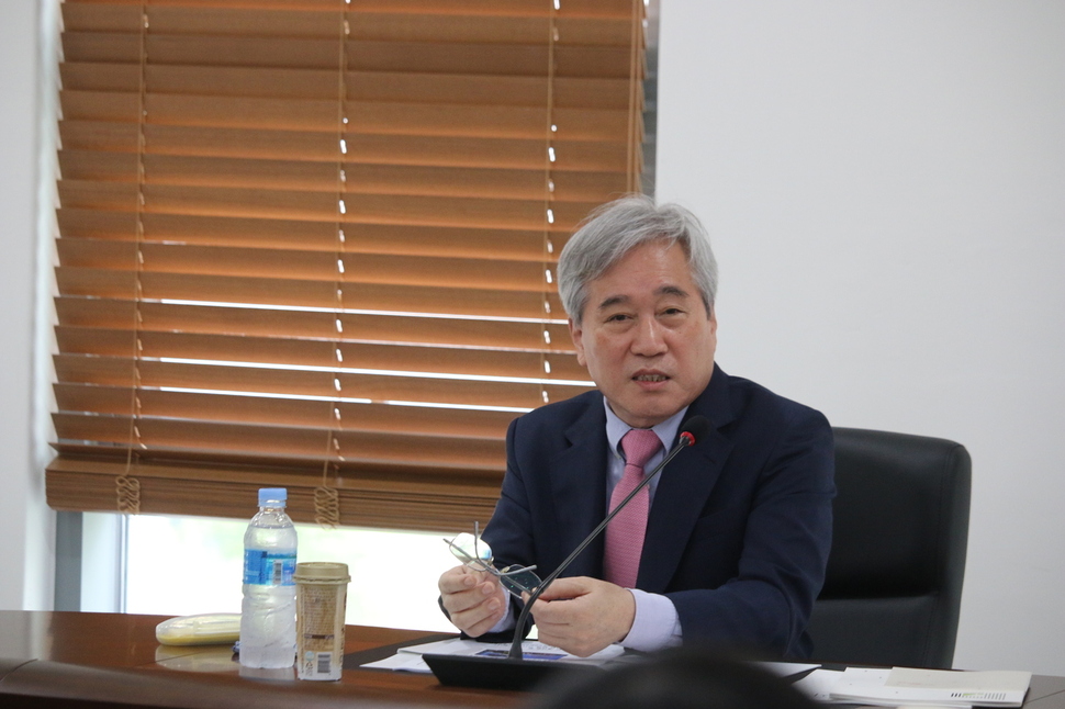 신승운 한국고전번역원장이 7일 서울 진관동 새 청사에서 기자간담회를 열어 앞으로의 계획을 이야기하고 있다. 한국고전번역원 제공