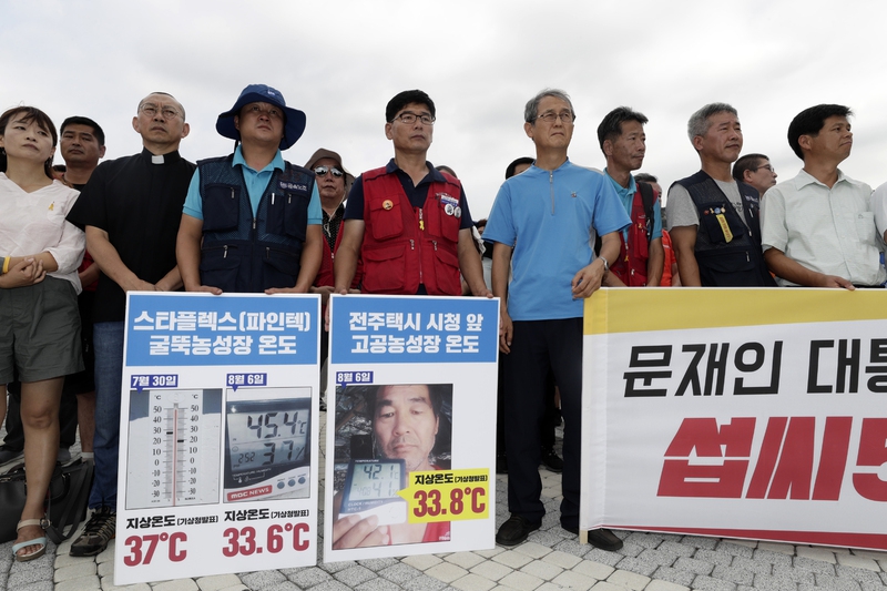 7일 오전 서울 종로구 청와대 분수대 앞에서 ‘전주 택시-서울 목동 파인텍 고공농성자 관련 긴급 기자회견’이 열리고 있다. 김명진 기자 littleprince@hani.co.kr