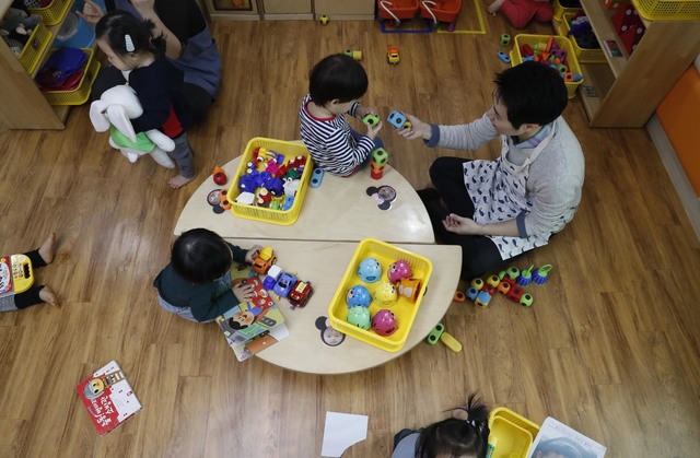 한겨레 기자가 지난 3월 오전 서울 용산구 어린이집에서 보육교사 일일체험을 하고 있다. 박종식 기자 anaki@hani.co.kr