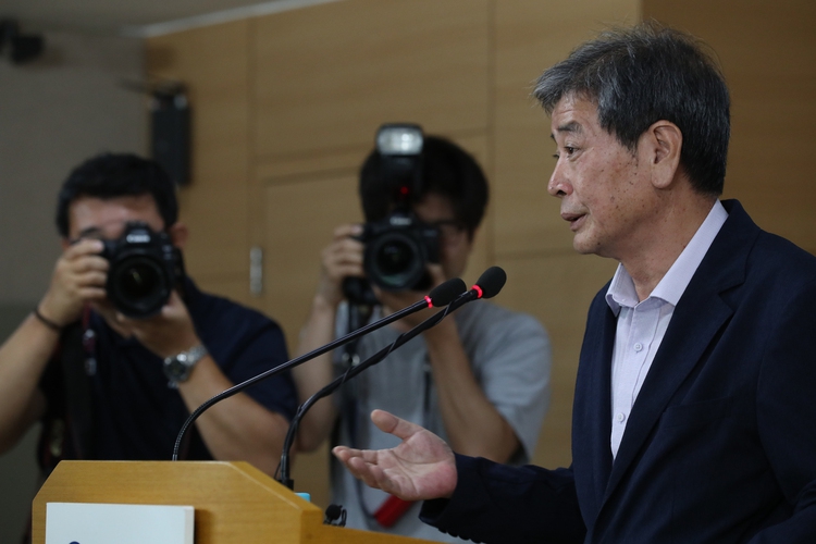 대통령 직속 국가교육회의 대입제도 개편 특별위원회 김진경 위원장이 7일 오전 서울 세종로 정부서울청사 브리핑실에서 '대학입시제도 개편 권고안'을 발표한 뒤 기자들의 질문에 답하고 있다. 김정효 기자 hyopd@hani.co.kr