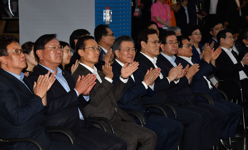 문재인 대통령이 7일 서울 중구 서울시 시민청 활짝라운지에서 열린 인터넷 전문은행 규제혁신 현장 간담회에서 박수를 치고 있다. 청와대사진기자단. 국민일보 이병주기자