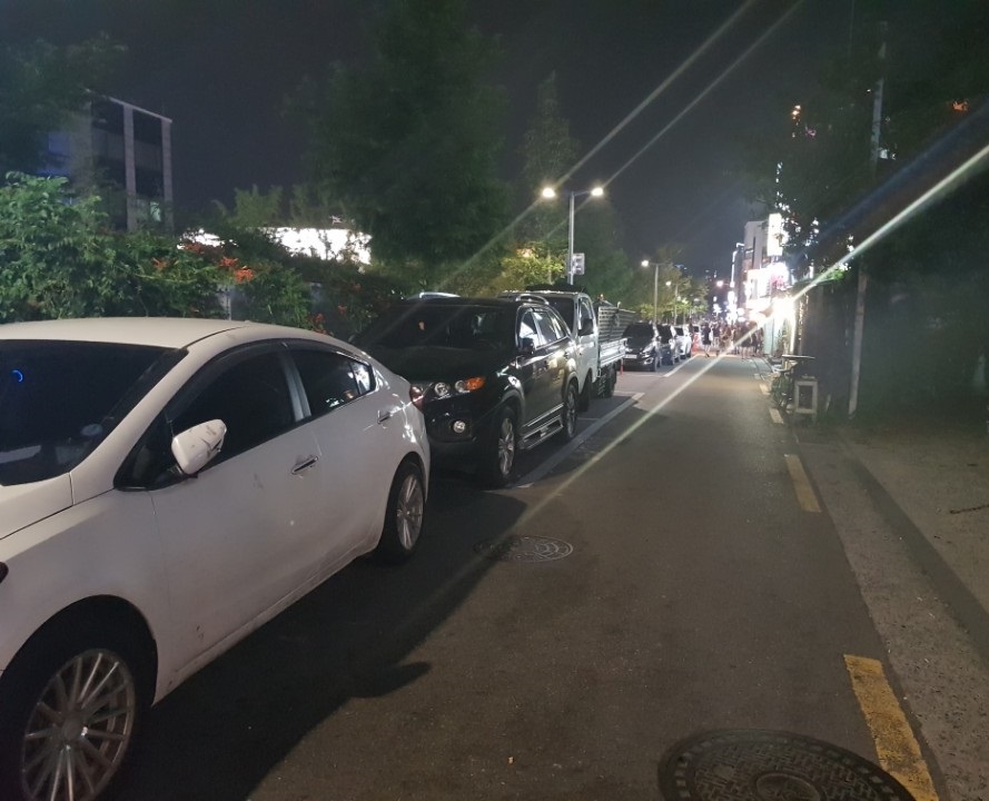 주차난이 심각한 연남동 경의선숲길 인근에 주차된 차들.