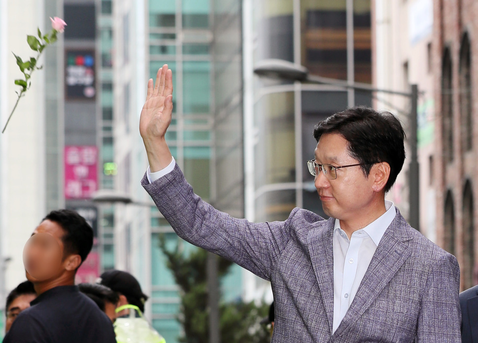 경남 공무원들 “김경수 지사, 의혹 해소하고 도정 전념하길”