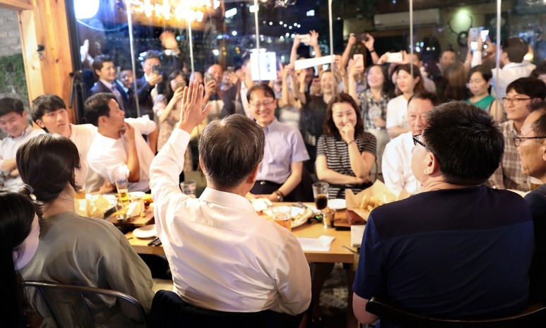 여성 경제활동참가율 높이려면…“여성취업 조건으로 양육수당 줘야”