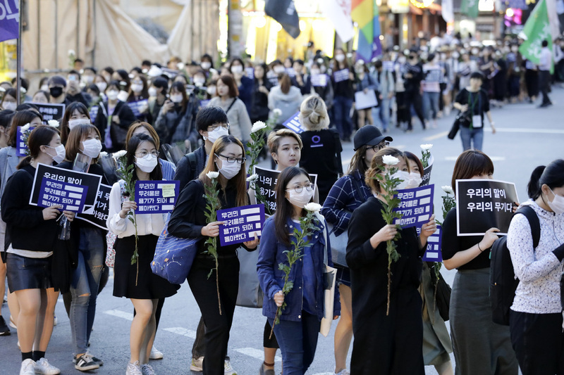 강남역 여성살해사건 1주기 추모행동 행사가 열린 지난해 5월17일 저녁 참가자들이 강남역 주변 거리에서 침묵행진을 하고 있다. 김명진 기자 littleprince@hani.co.kr