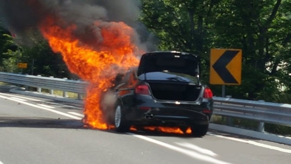 2일 강원도 원주시 영동고속도로 강릉 방면 104㎞ 지점에서 베엠베(BMW) 520d 승용차에서 화재가 발생했다. 사진 강원경찰청 제공