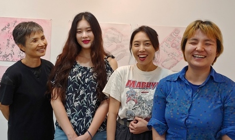 “전시도 열고 작품평도 받고 여성연대도 이뤘으니 행운이죠”