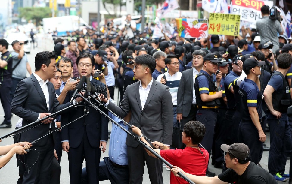 김경수 경남지사가 9일 오전 서울 서초동 특검 사무실로 들어서며 입장을 발표하는 동안 뒷쪽에서 보수단체 회원들이 반대 집회를 열고 있다. 박종식 기자