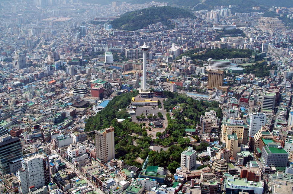 부산의 원도심인 중구는 인구가 나날이 줄어들어 동·서·영도구와 통합이 거론되고 있다. 전망대가 보이는 곳이 용두산공원이다. 부산시 제공