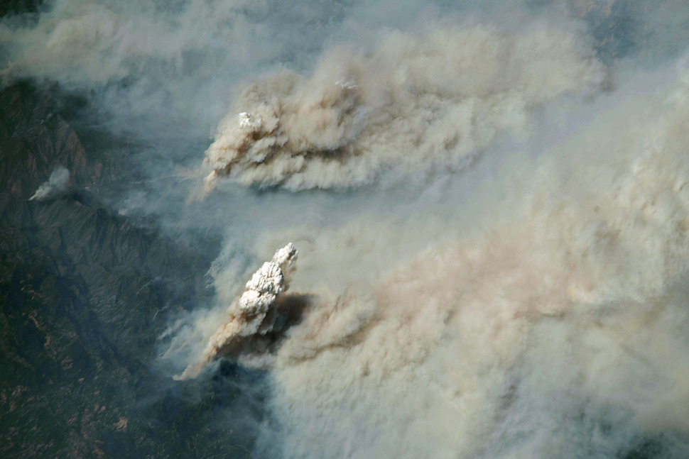 국제우주정거장(ISS)에서 지난 3일(현지시간) 관측한 미국 캘리포니아 주 산불 모습으로 미 항공우주국(NASA)이 공개한 사진이다.  나사 제공 AP 연합뉴스