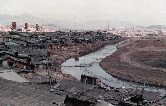 1970년대 서울 청계천변 송정도 74번지 일대의 판자촌. <한겨레> 자료 사진.