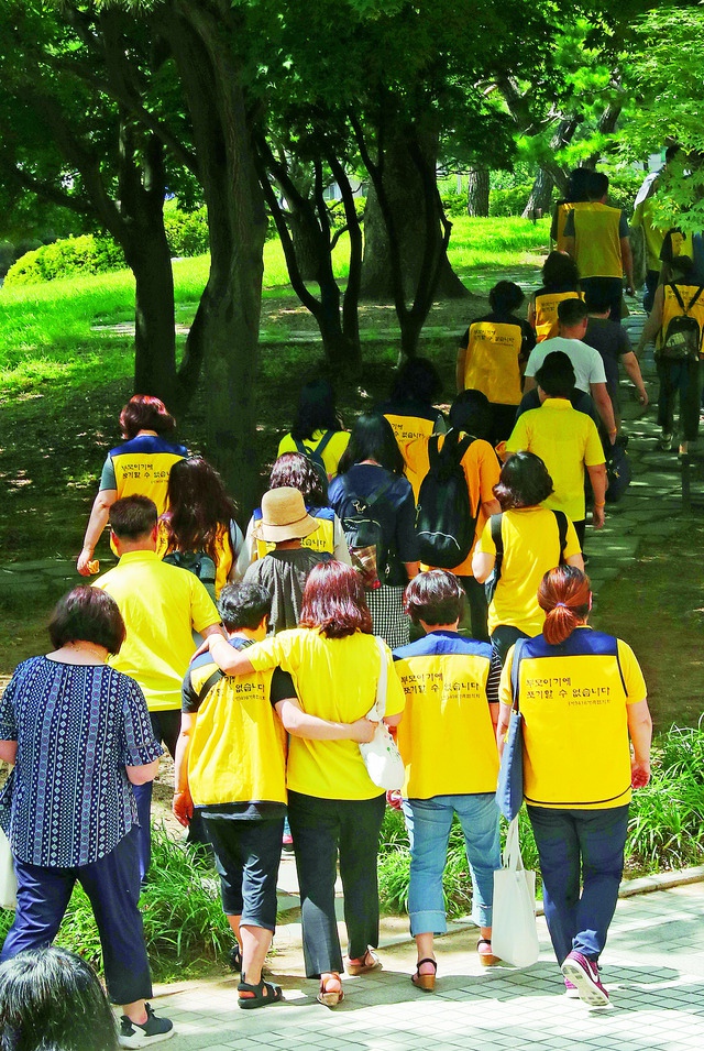 유경근 4·16세월호가족협의회 집행위원장과 유가족들이 19일 오전 서울 서초구 서울중앙지법에서 대한민국 정부와 세월호 선사인 청해진해운을 상대로 제기한 손해배상 청구 소송 1심에서 승소한 뒤 기자회견을 마치고 법원을 나서고 있다. 신소영 기자 viator@hani.co.kr