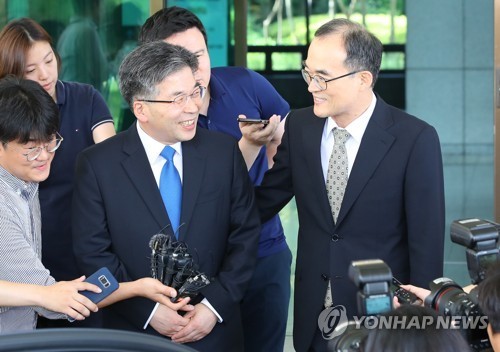 문무일(오른쪽) 검찰총장이 10일 오후 서울 서초구 대검찰청을 찾은 민갑룡 경찰청장을 배웅하며 미소 짓고 있다. 연합뉴스