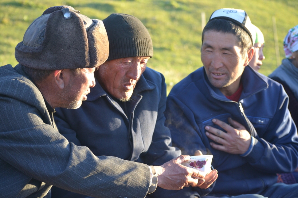 볼케에서 열린 마을잔치에 모인 나이만인(왼쪽부터)과 큽착인, 키르기스인이 술잔을 나누고 있다. 공원국 제공