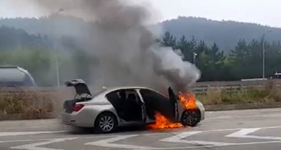 ) 9일 오전 7시 50분께 경남 사천시 남해고속도로에서 A(44)씨가 몰던 BMW 730Ld에서 불이 났다. 불은 차체 전부를 태우고 수 분 만에 꺼졌다. 연합뉴스