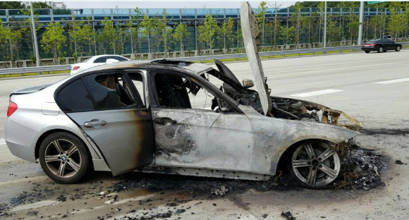 9일 오전 8시 50분께 경기도 의왕시 제2경인고속도로 안양방향 안양과천TG 인근을 지나던 BMW 320d에서 불이 나 출동한 소방관에 의해 15분 만에 꺼졌다. 사진은 불에 탄 BMW 320d 차량. 연합뉴스
