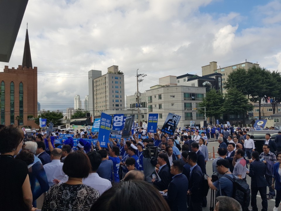 11일 오후 울산 종하체육관에 열린 당대표 및 최고위원 후보의 연설회를 듣기 위해 지지자들이 몰려들고 있다.