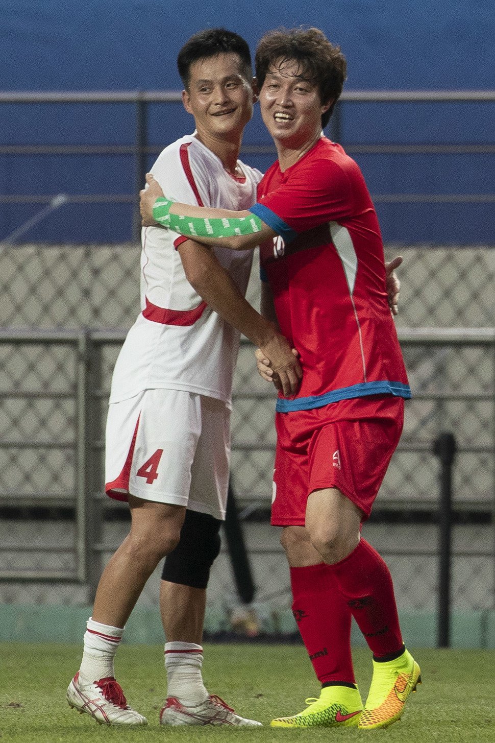 남북노동자통일축구대회가 11일 오후 서울 마포구 상암월드컵경기장에서 열려 민주노총 박성현이 조선직업총동맹 경공업 오정철의 부축을 받아 일어선 뒤 포옹하고 있다. 김성광 기자 flysg2@hani.co.kr