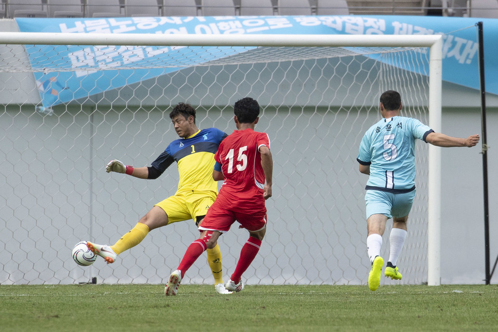 남북노동자통일축구대회가 11일 오후 서울 마포구 상암월드컵경기장에서 열려 조선직업총동맹 건설의 강진혁이 골을 넣고 있다. 김성광 기자 flysg2@hani.co.kr