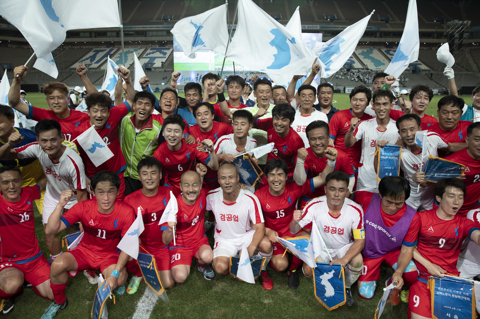 남북노동자통일축구대회가 열린 11일 오후 서울 마포구 상암월드컵경기장에서 경기를 마친 한국노총과 민주노총, 조선직업총동맹 선수들이 함께 기념촬영을 하고 있다. 김성광 기자 flysg2@hani.co.kr