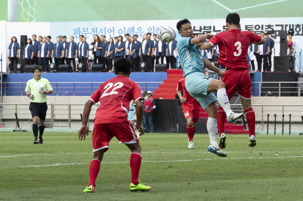 남북노동자통일축구대회가 11일 오후 서울 마포구 상암월드컵경기장에서 열려 한국노총 김홈철과 조선직업총동맹 건설의 문성호가 볼 다툼을 하고 있다. 김성광 기자 flysg2@hani.co.kr