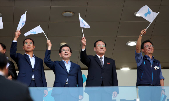 11일 경기를 보며 응원하는 남북 내빈들. 사진 연합뉴스