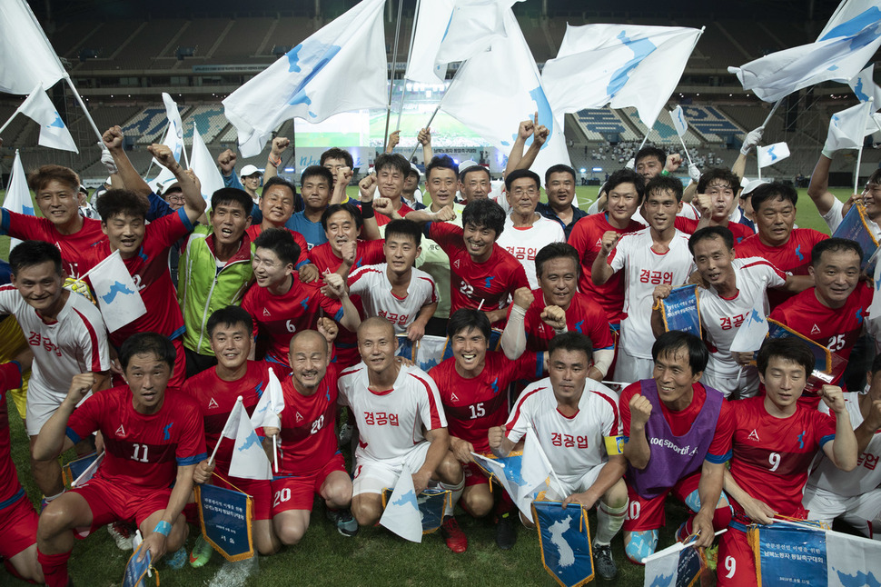 남북노동자통일축구대회가 열린 11일 오후 서울 마포구 상암월드컵경기장에서 경기를 마친 한국노총과 민주노총, 조선직업총동맹 선수들이 함께 기념촬영을 하고 있다. 김성광 기자 flysg2@hani.co.kr