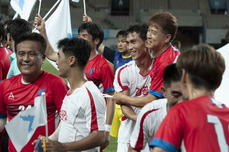 남북노동자통일축구대회가 열린 11일 오후 서울 마포구 상암월드컵경기장에서 경기를 마친 민주노총과 조선직업총동맹 경공업 선수들이 서로를 격려하며 포옹하고 있다. 김성광 기자 flysg2@hani.co.kr