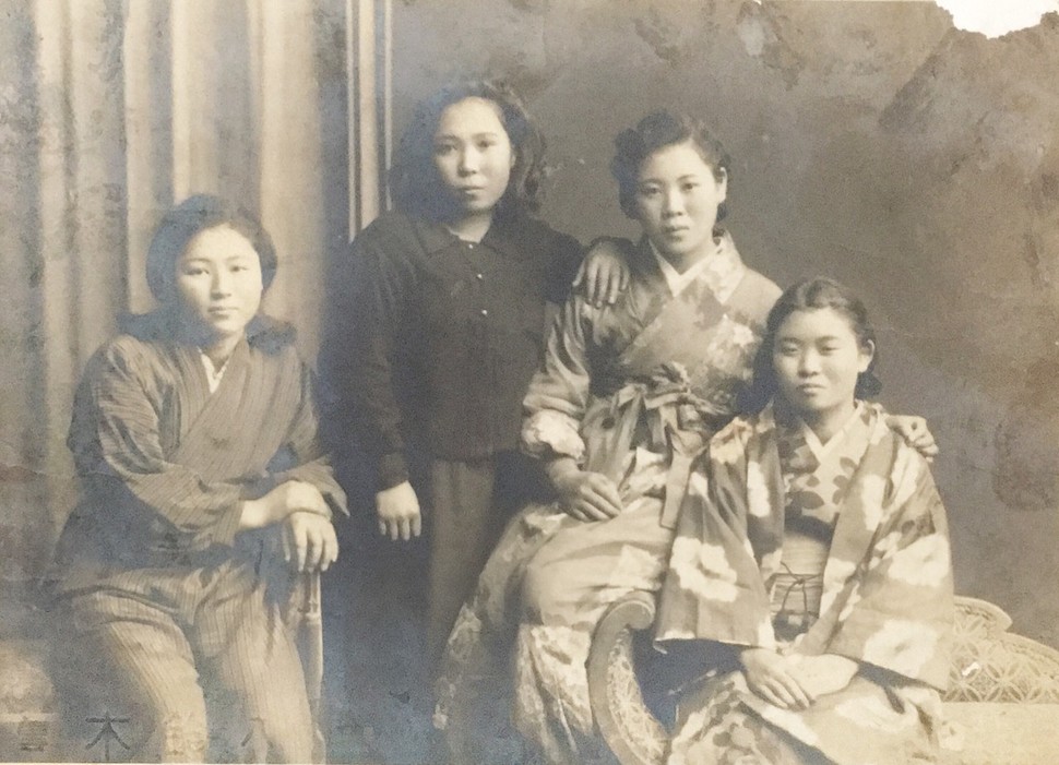 1940년대 일본에서 결혼 전의 아오키 츠네(오른쪽 두번째)와 친구들. 아오키 츠네 제공