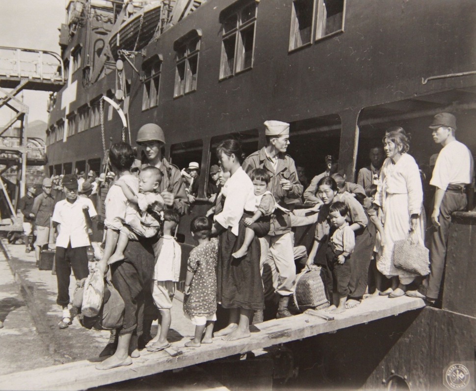1945년 10월 부산항을 통해 일본에서 귀국하는 사람들. 국사편찬위원회 제공