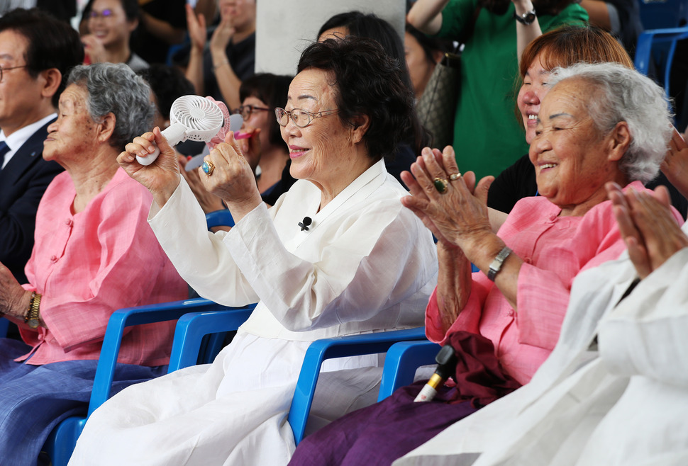 11일 오전 경기도 광주시 나눔의 집에서 열린 ‘‘일본군 성노예 피해자 기림행사‘‘에서 위안부 피해 할머니들이 학생들 공연을 관람하고 있다. 왼쪽부터 박옥선, 이용수, 이옥선 할머니.연합뉴스