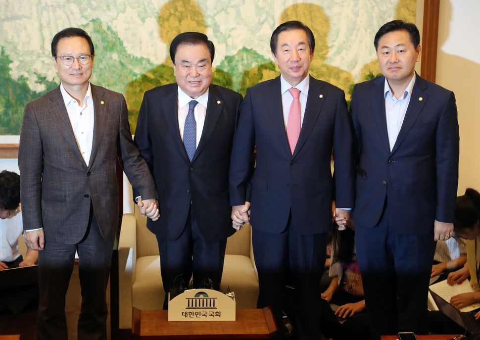 13일 오전 국회 의장접견실에서 열린 국회의장, 여야 원내대표 회동에서 참석자들이 포즈를 취하고 있다. 왼쪽부터 더불어민주당 홍영표 원내대표, 문희상 국회의장, 자유한국당 김성태 원내대표, 바른미래당 김관영 원내대표. 연합뉴스