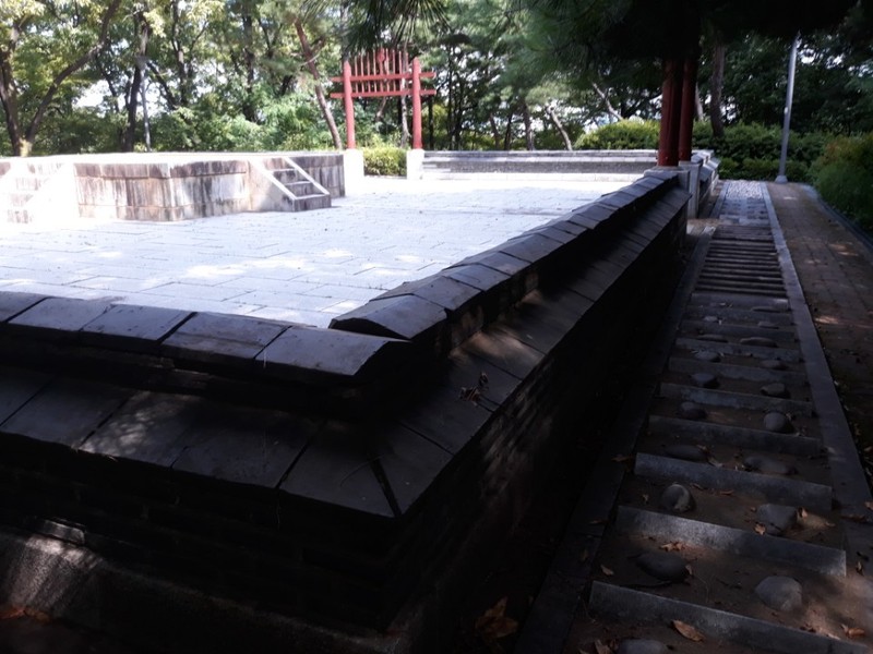 광주시 남구 사동 사직단 경계석 주변엔 발 지압용 시설도 설치돼 적절성 논란이 일고 있다.